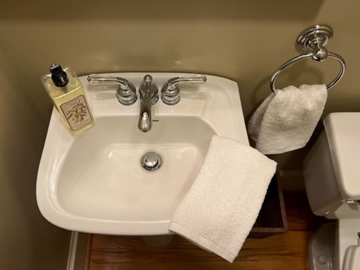 martex-fingertip-towel-hemmed-white-lifestyle-001-7-23.jpg