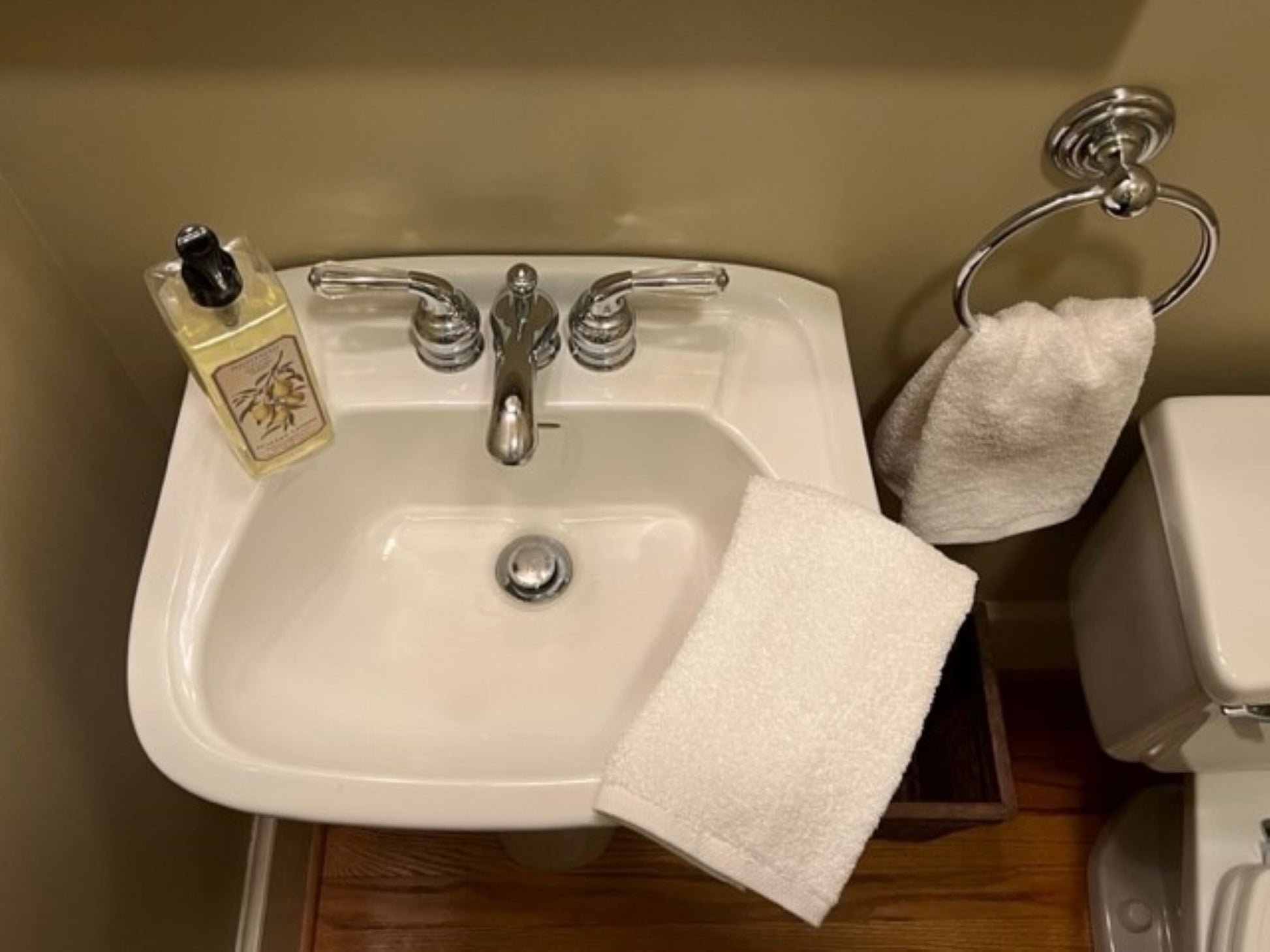 martex-fingertip-towel-hemmed-white-lifestyle-001-7-23.jpg