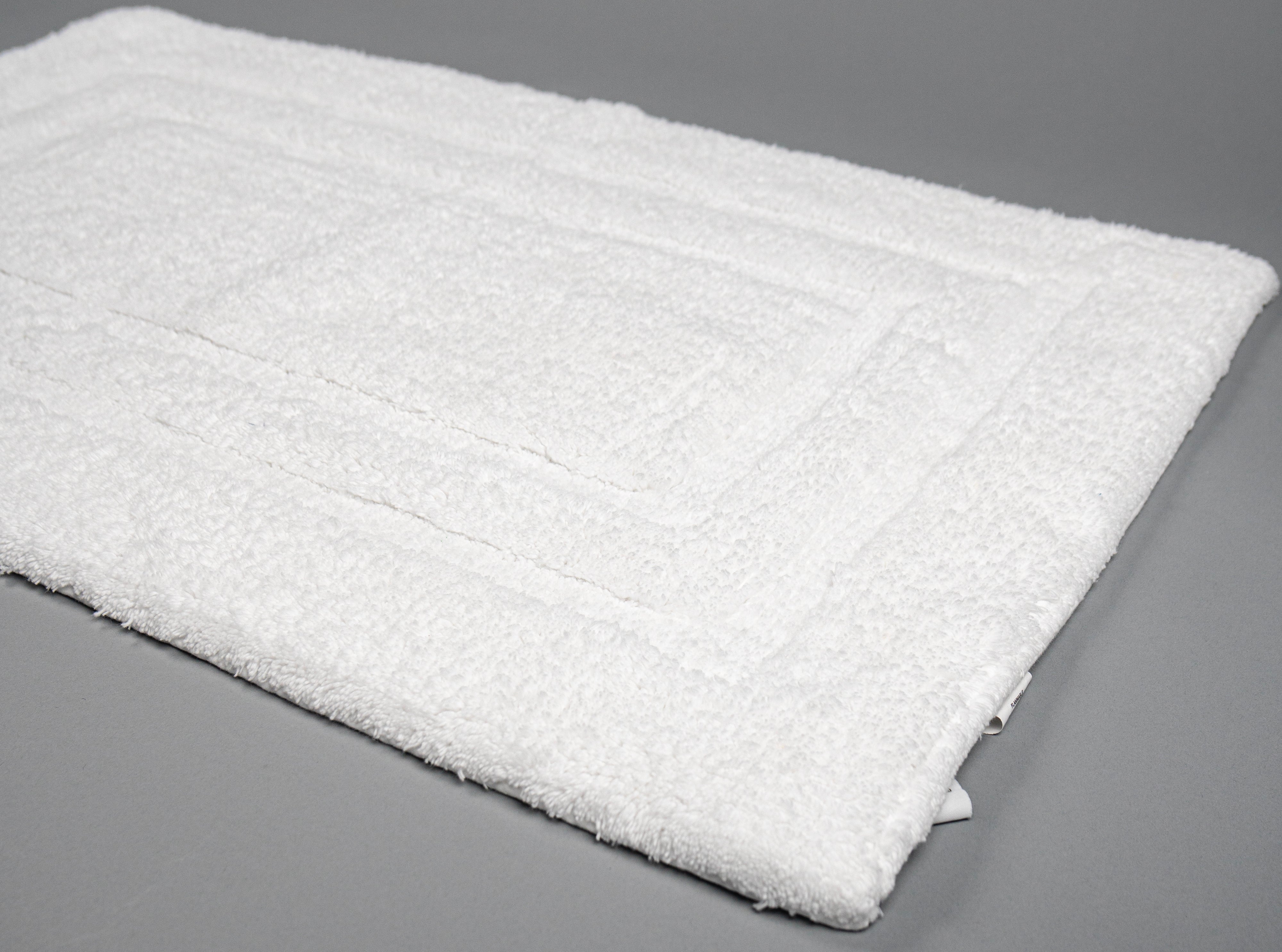 white bath rug close up